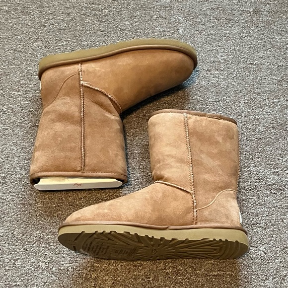 NIB UGG Classic Short Boots - Picture 5 of 14